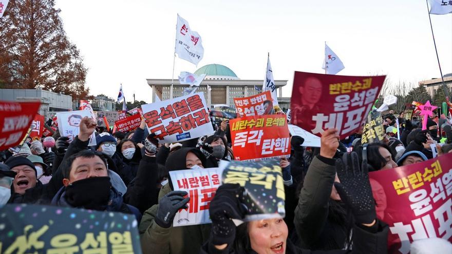 Esta fue la reacción de los manifestantes en Corea del Sur tras la destitución del presidente Yoon