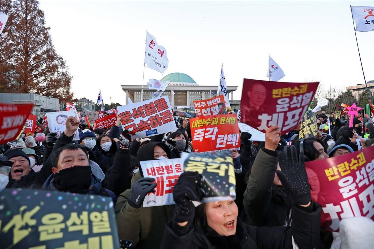 Esta fue la reacción de los manifestantes en Corea del Sur tras la destitución del presidente Yoon