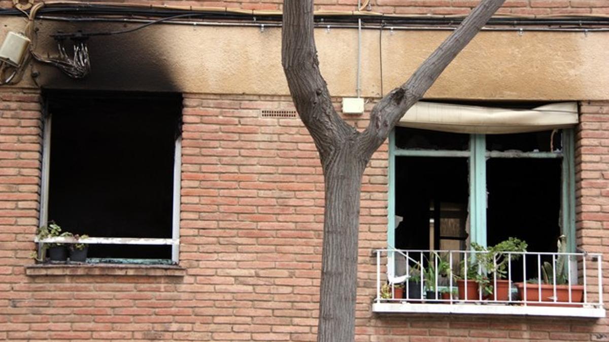 El piso incendiado en el barrio Fortuny de Reus, esta mañana.