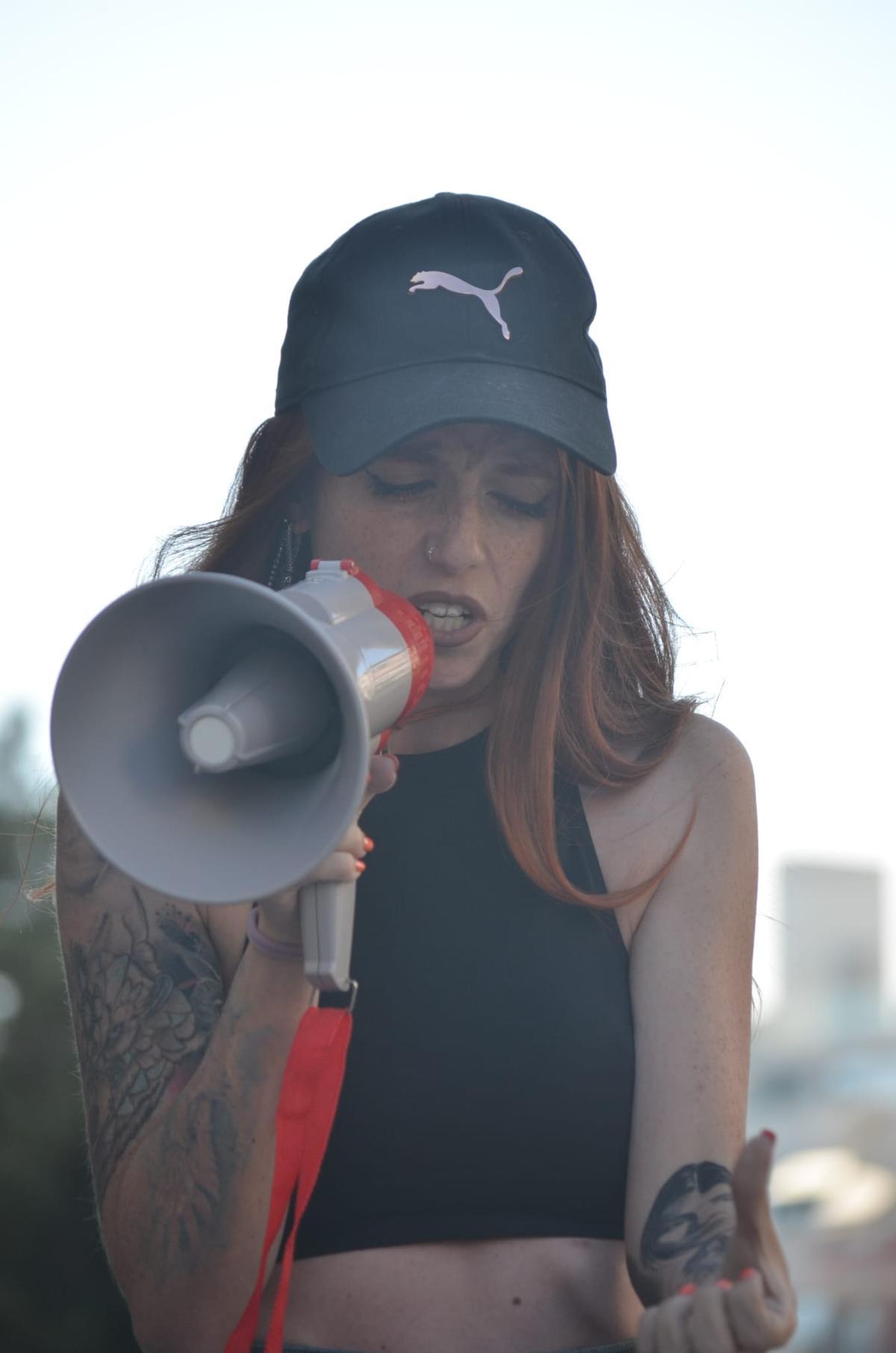 Noemy Gómez, conocida artísticamente como Foc Femme, durante una de sus lecturas.