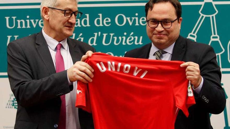 El rector Santiago García Granda posa con una camiseta del Sporting junto al presidente Javier Fernández.