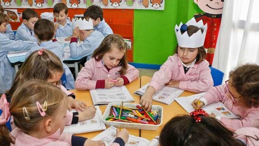 Un grupo de alumnos de Infantil del Colegio Internacional Meres, pintando durante una clase.