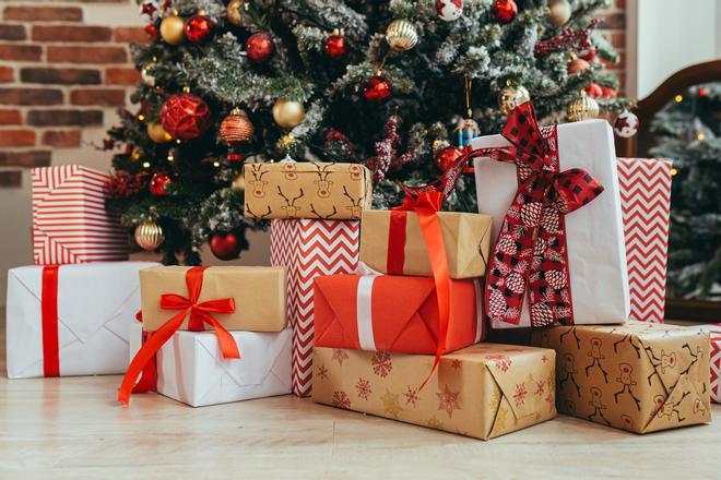 Papá Noel y los Reyes Magos reparten regalos en España.