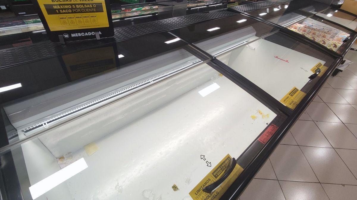 Los supermercados limitan venta de hielo.