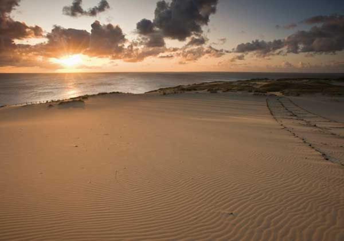 Amanecer en una playa de Lituania.