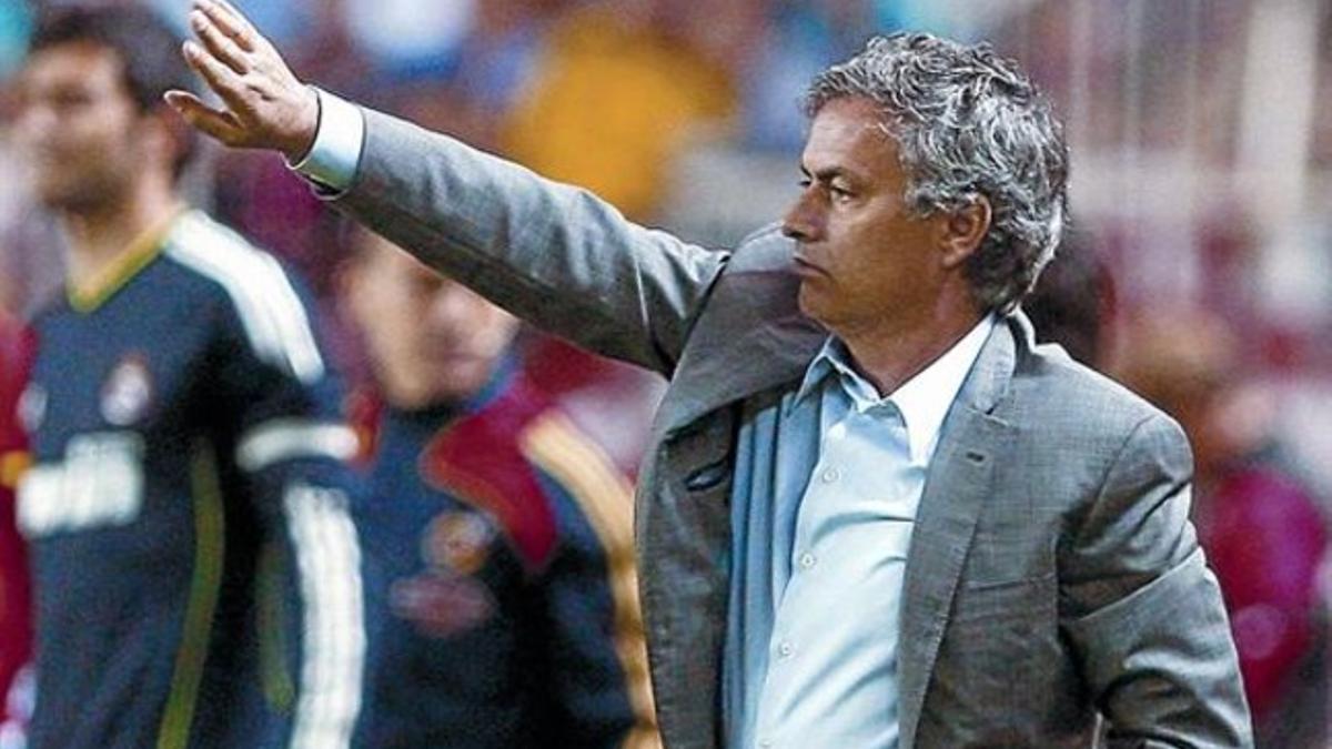 José Mourinho da instrucciones al equipo, el pasado sábado en el Sánchez Pizjuán de Sevilla.