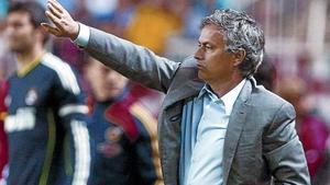 José Mourinho dóna instruccions a l’equip, dissabte passat al Sánchez Pizjuán de Sevilla.