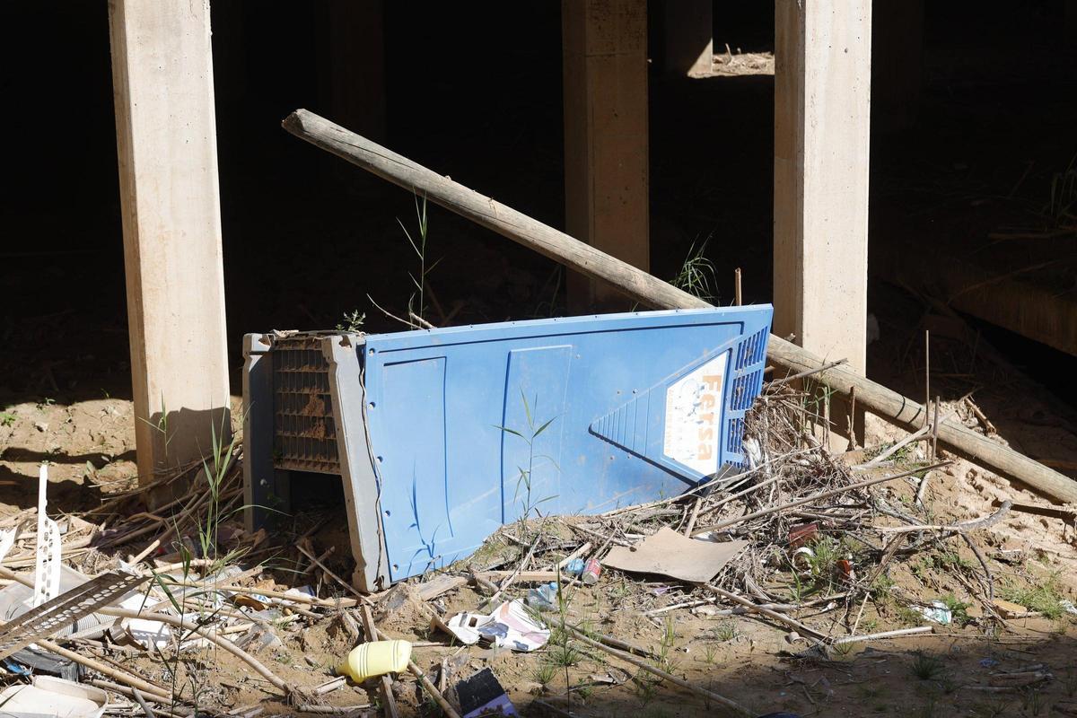 Un baño deobra tirado en el solar abandonado de Catarroja.