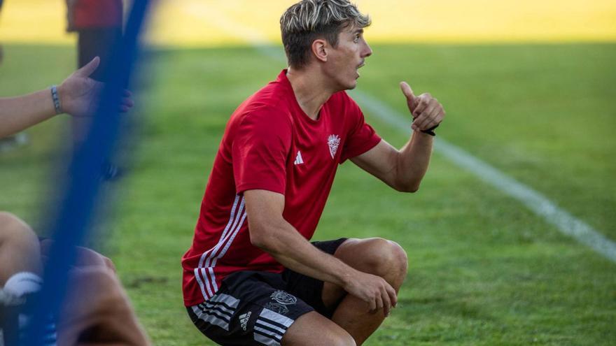 Iván Carril dando instrucciones en un partido anterior del Noia.