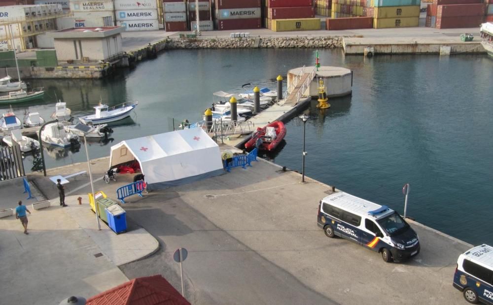 Inmigrantes en el puerto de Cartagena.