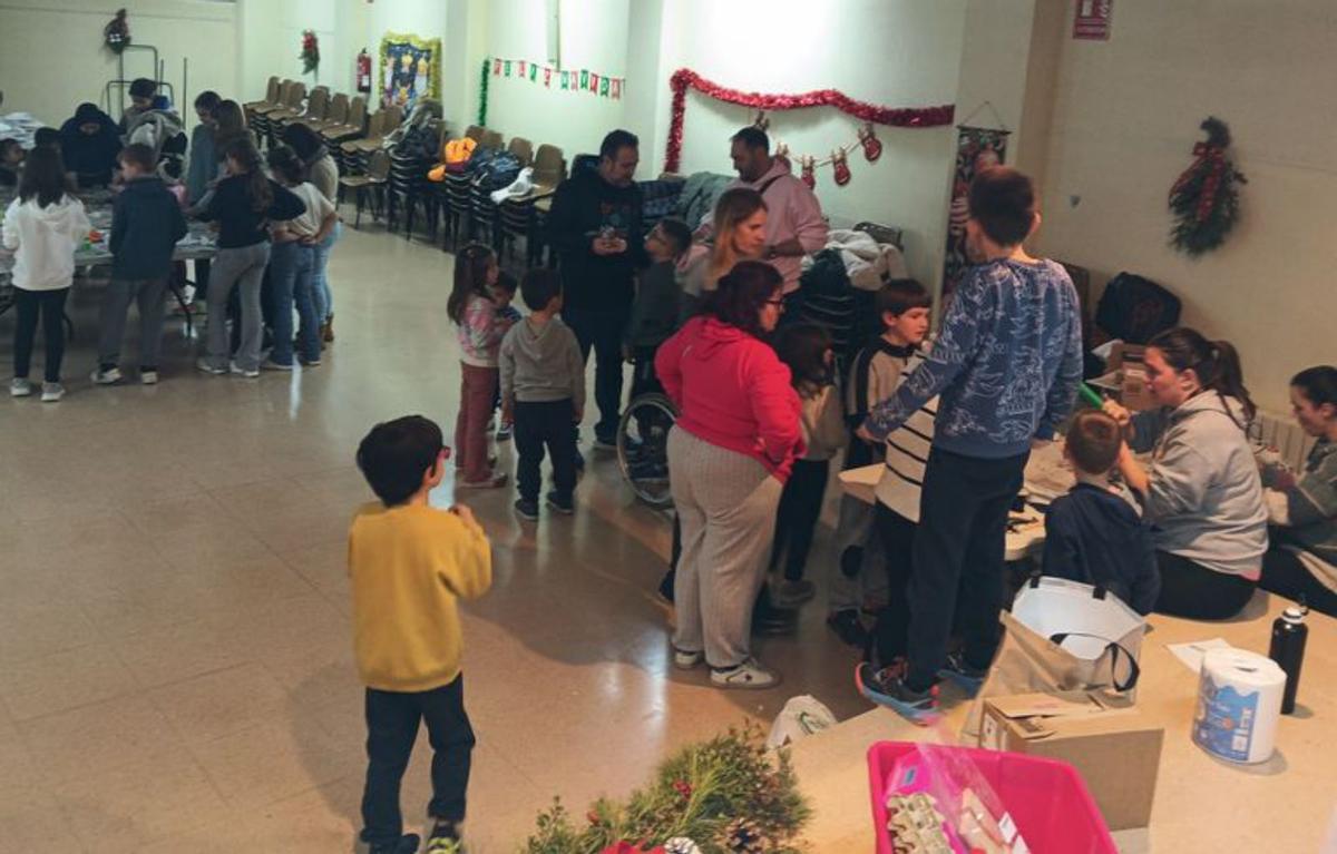 El AMPA Sierra de Algairén organizó un taller navideño.