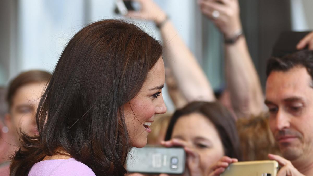 Kate Middleton recibe regalos en Hamburgo