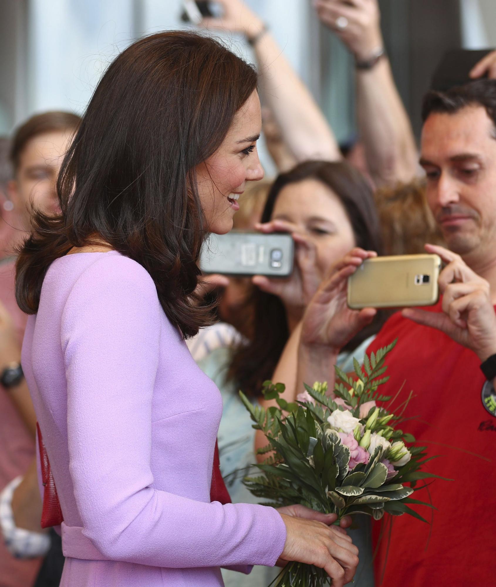 Kate Middleton recibe regalos en Hamburgo