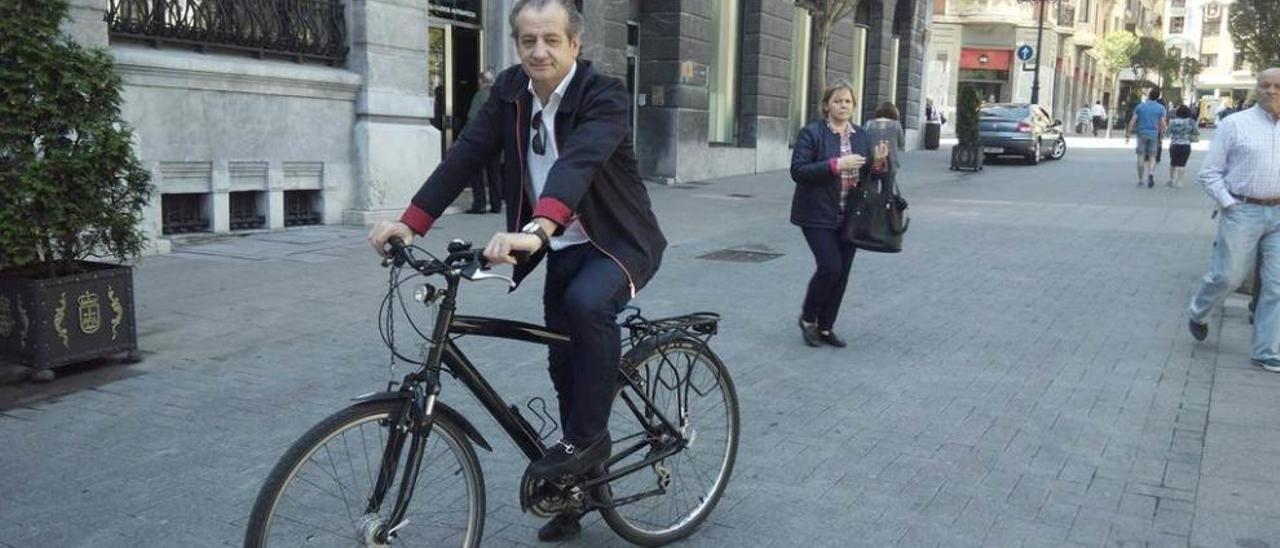 Nicanor García, al parlamento en bicicleta. El portavoz de Ciudadanos, Nicanor García, acudió ayer a trabajar a la Junta General del Principado en bicicleta, un medio de locomoción al que es muy aficionado.