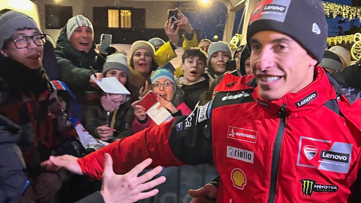 Marc Márquez , con los fans de Ducati en Madonna di Campiglio