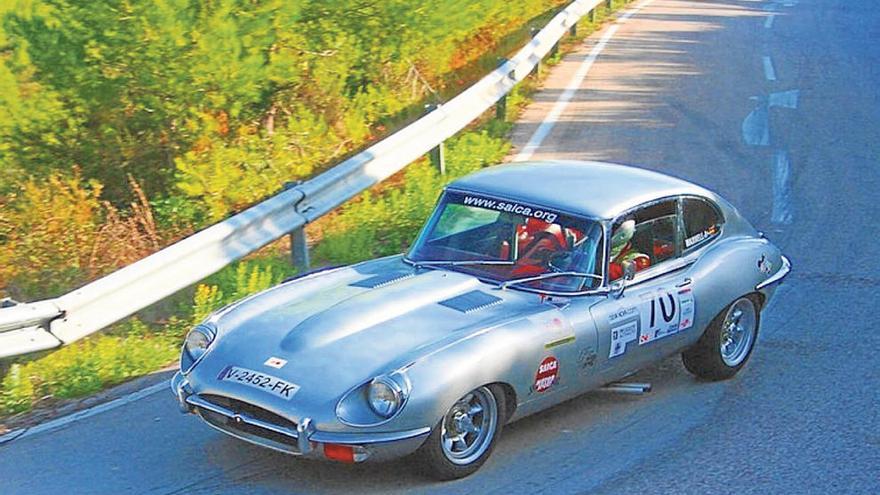 Caturla conduce el Jaguar E Type por las carreteras de Dénia