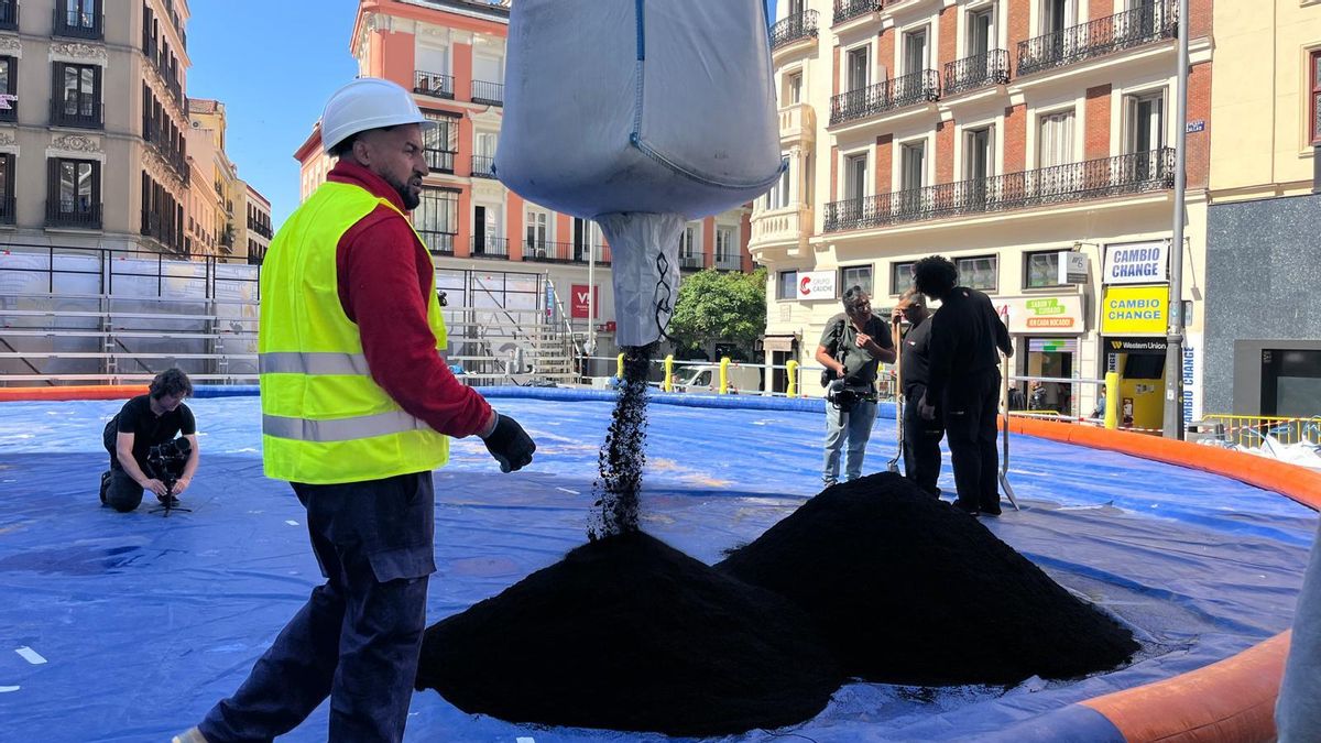 Trabajadores de la organización preparando el evento de lucha canaria que tuvo lugar en mayo en la plaza de Callao.