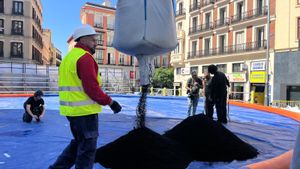 Trabajadores de la organización preparando el evento de lucha canaria que tuvo lugar en mayo en la plaza de Callao.