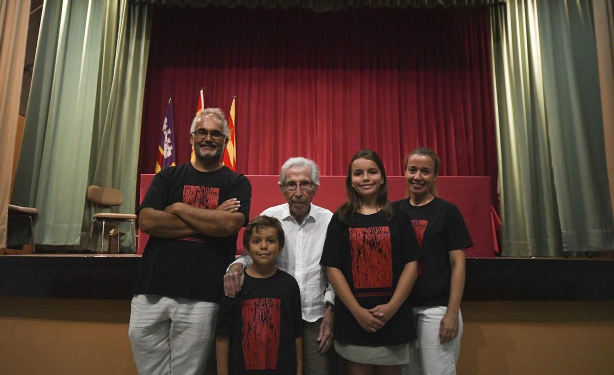 Jaume Ferrer con su familia: su hija María Ángeles, sus nietos Jaime y Àngels y su yerno, Juan Francisco de Dios, en el centro cultural en 2023. | MARÍA MOLINA