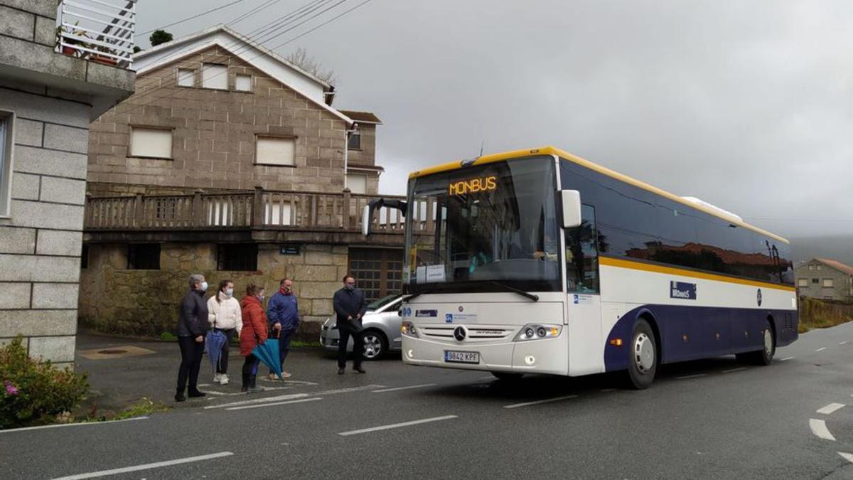 Un autobús que cubre la línea del colegio Isidora Riestra.   | // FDV