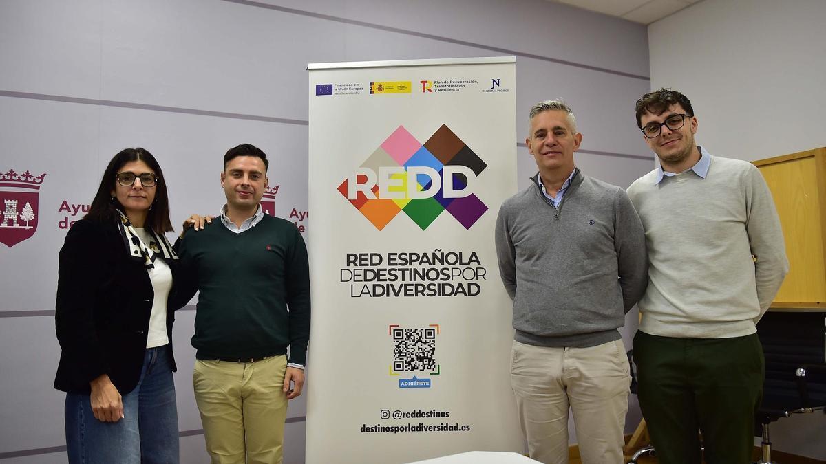 La edil de Turismo de Plasencia, con miembros de la Red de destinos por la diversidad.