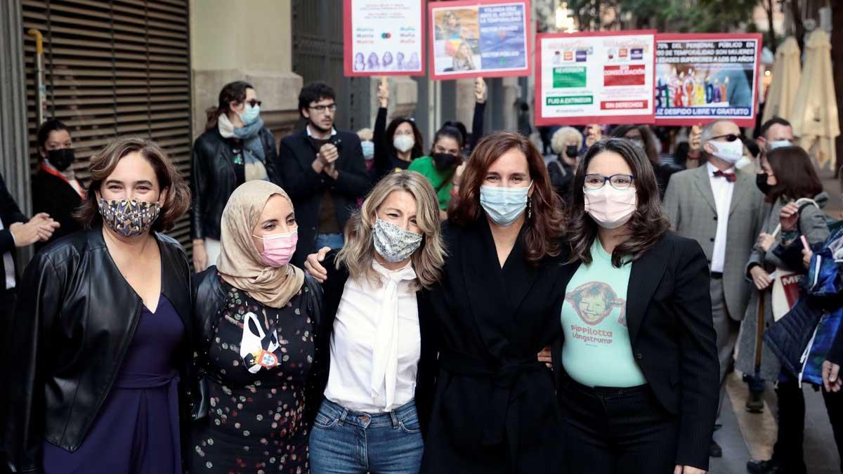 Ada Colau, Fátima Hamed, Yolanda Díaz, Mónica García y Mónica Oltra, en el encuentro 'Otras políticas' celebrado en Valencia.