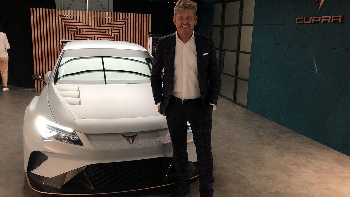 Wayne Griffiths, CEO de Cupra, junto al e-Racer en el Automobile Barcelona.