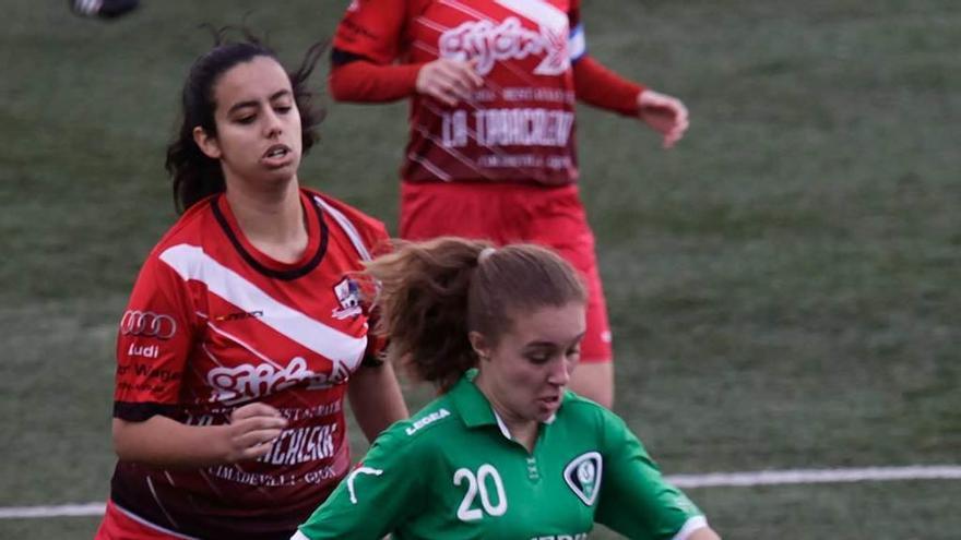 María Cienfuegos controla el balón en el duelo de ayer.