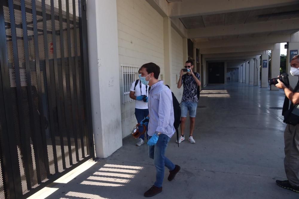 Desde las 9h de la mañana, jugadores, cuerpo técnico y personal del Málaga CF han ido pasando por el estadio de La Rosaleda para someterse a las pruebas de detección del Covid-19.