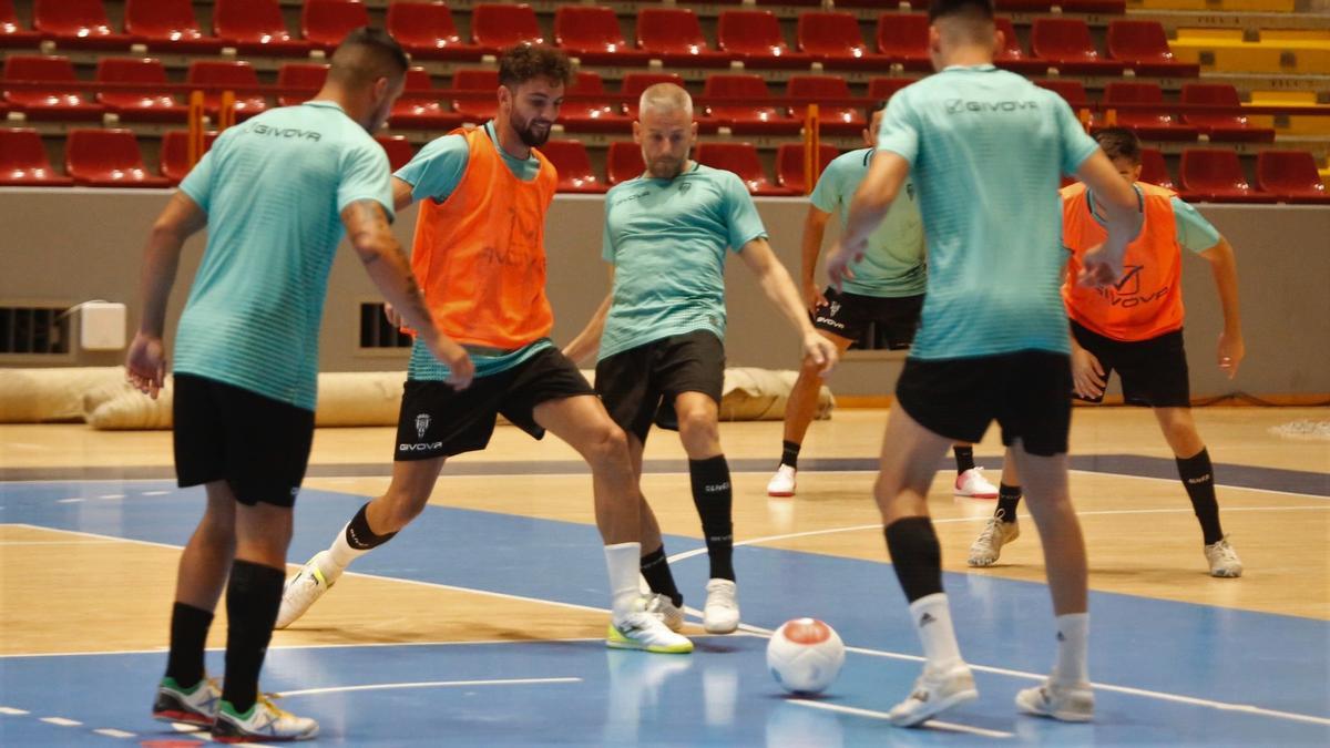 Zequi y Miguelín, en un entrenamiento de pretemporada con el Córdoba Futsal.
