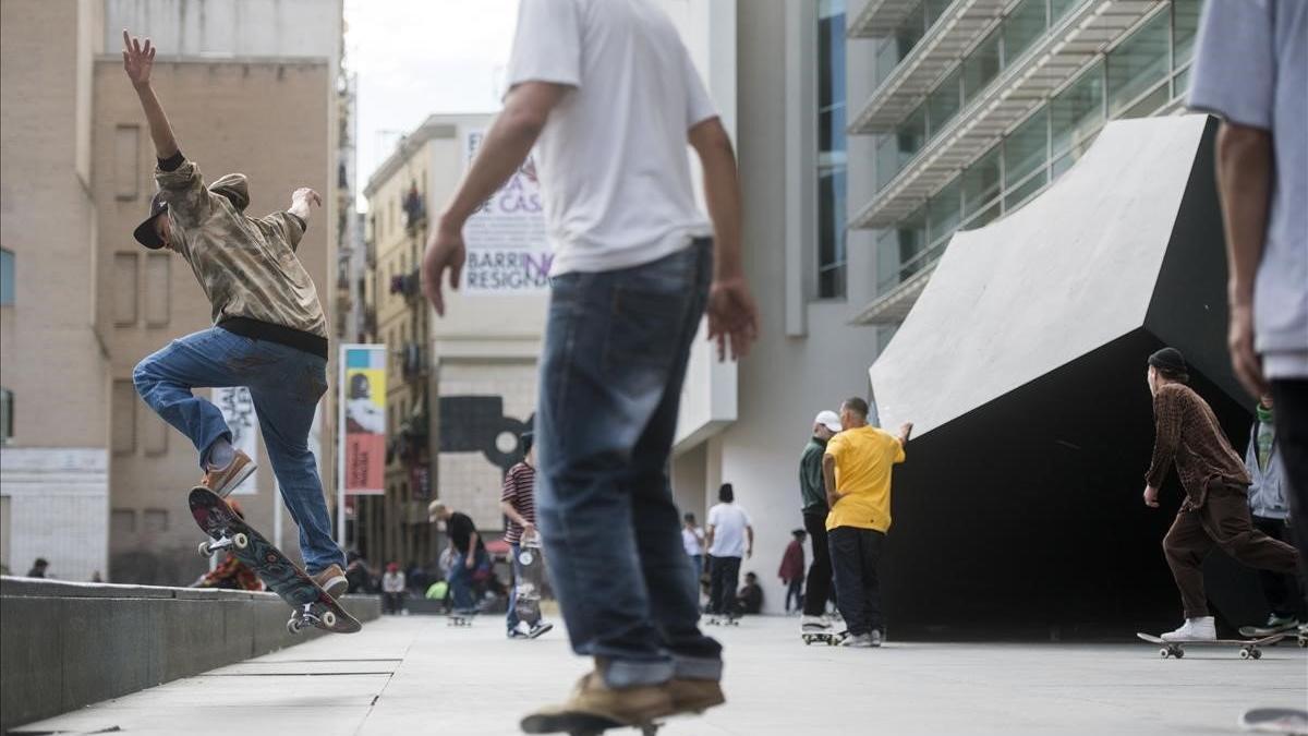 Skaters  practicando frente al Macba en la plaza dels Angels.