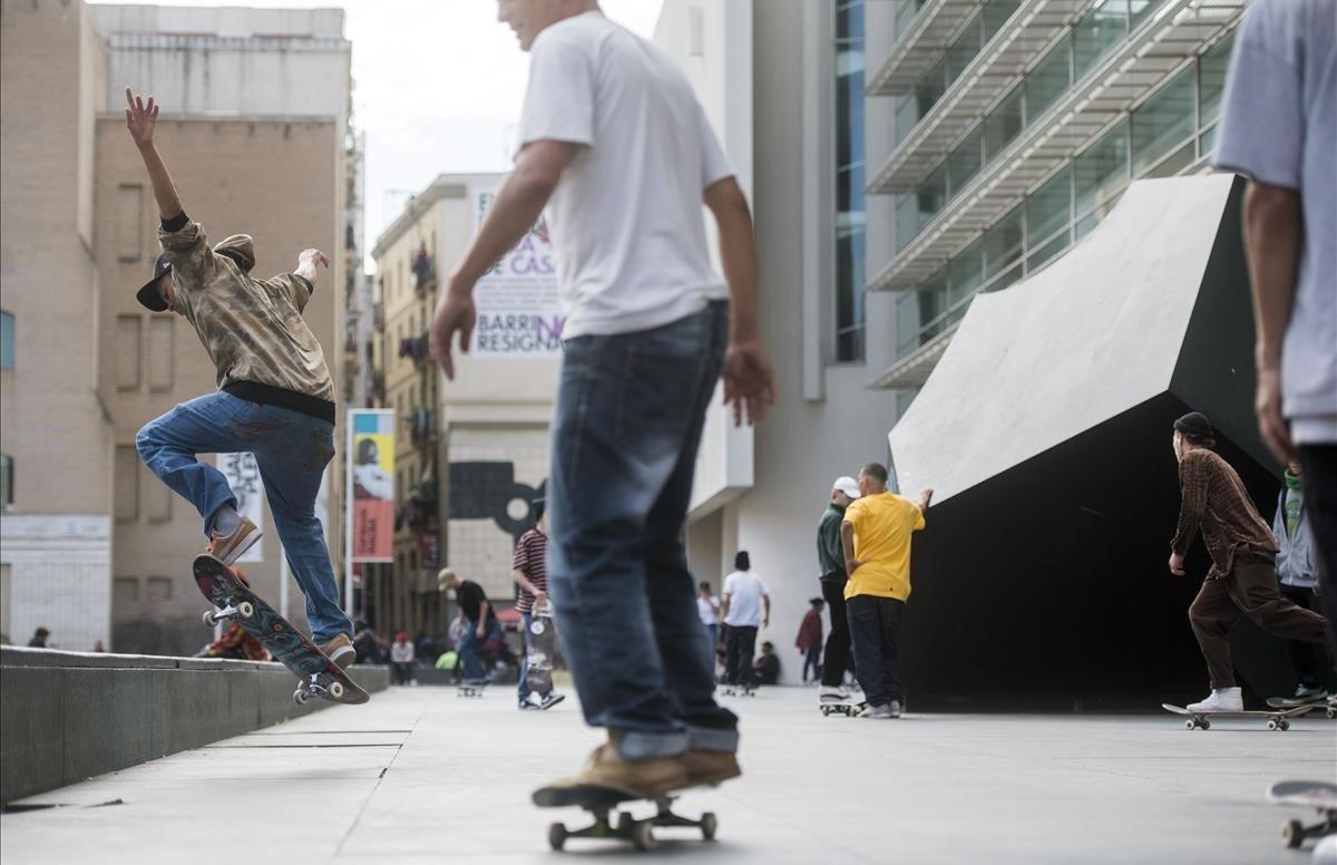 Skaters practicando frente al Macba en la plaza dels Angels