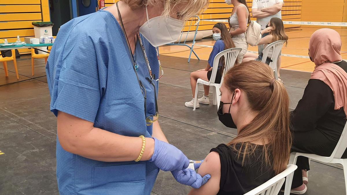 Una enfermera administra una vacuna contra el covid-19