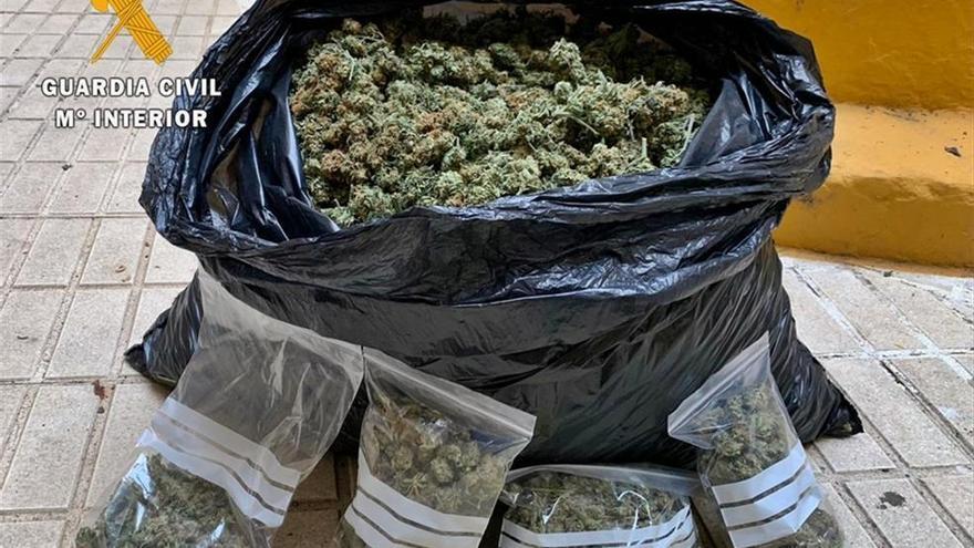 Detenidos dos chinos por vender marihuana comprada en Córdoba y otras provincias a través de empresas de paquetería