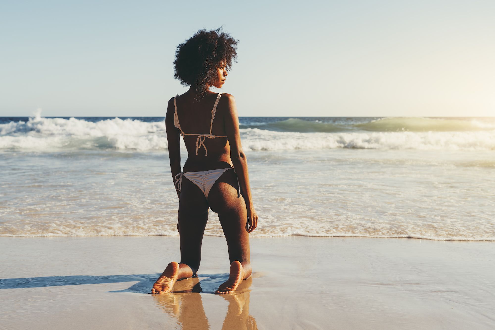 Mujer playa crema corporal