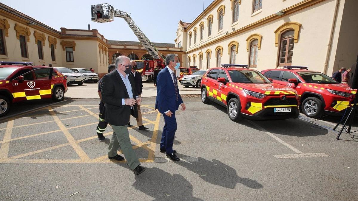 El presidente de la Diputación presenta los nuevos vehículos adquiridos por la institución para reforzar el Consorcio Provincial de Bomberos.