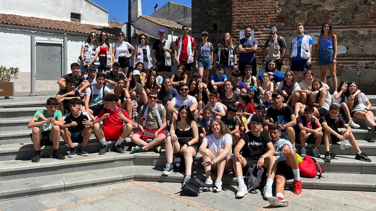 Integrantes del campamento de verano de FADEX en la Plaza del Pueblo de Monesterio