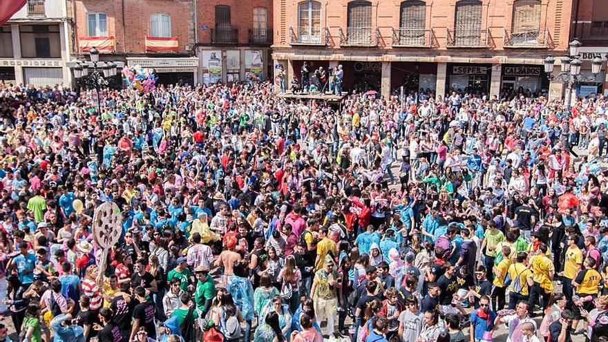 La plaza Mayor durante una petición del Toro Enmaromado en las fiestas de La Veguilla.