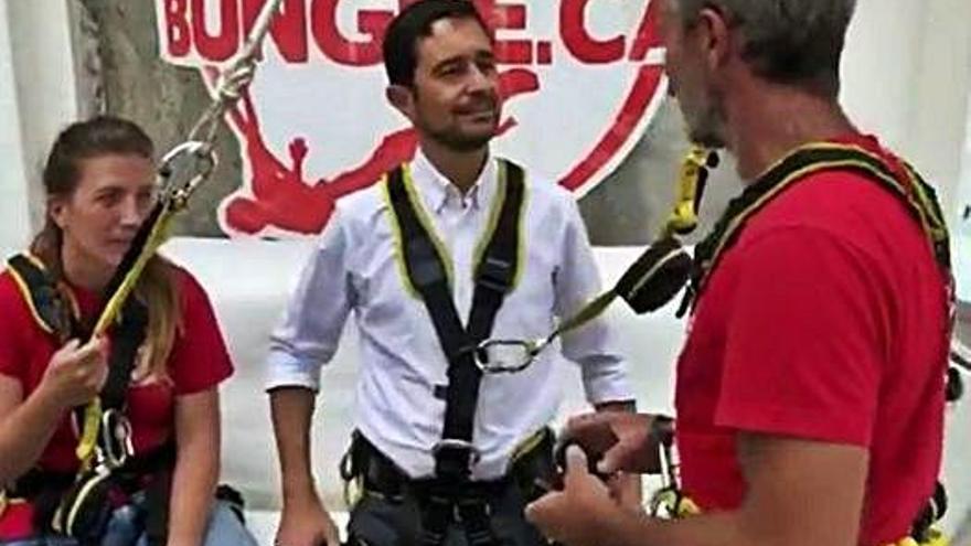 Damià Calvet aprofita la visita a la Llosa del Cavall per fer un salt al buit