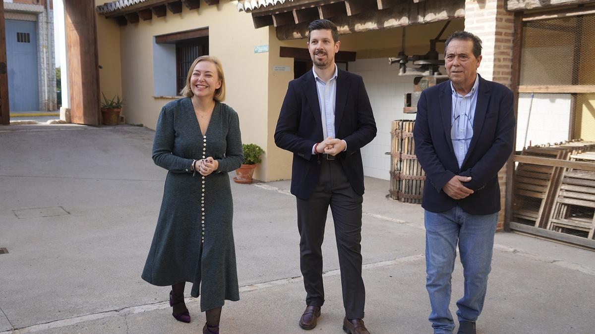 La vicepresidenta Natàlia Enguix, el alcalde de la Pobla, Abel Martí y el concejal de urbanismo y teniente de alcalde, Juan Aguilar, en la jornada.
