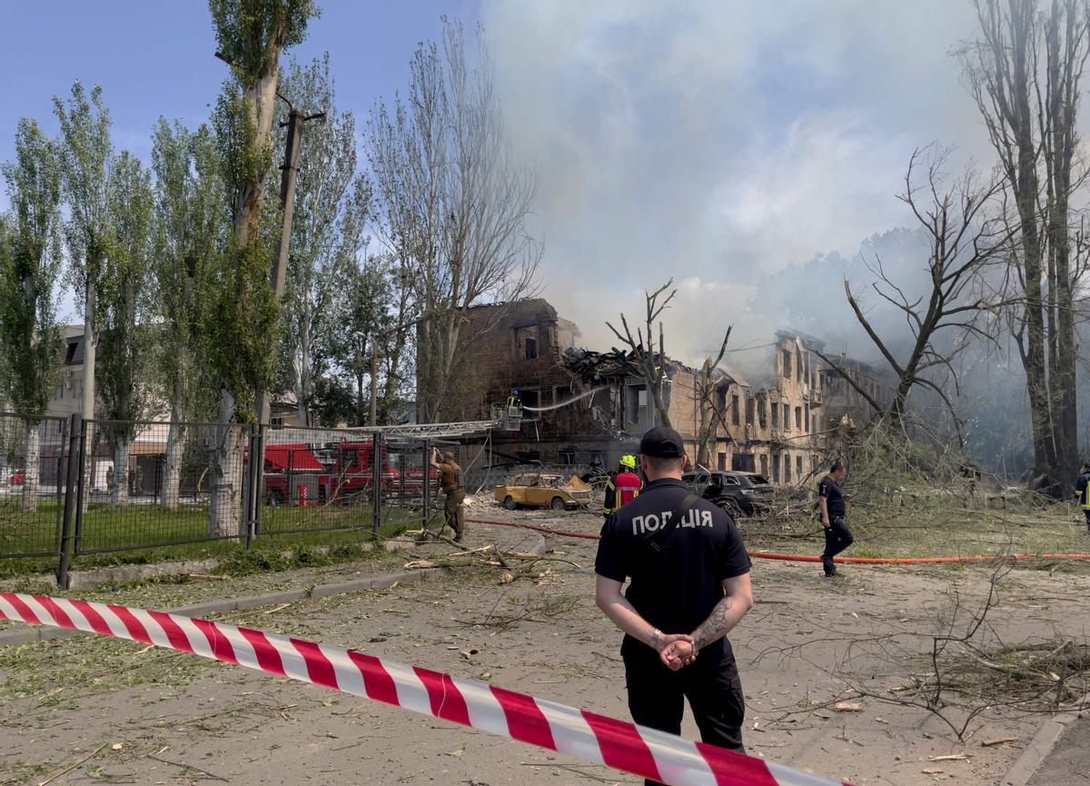 Rusia bombardea un hospital en Dnipro y causa al menos dos muertos