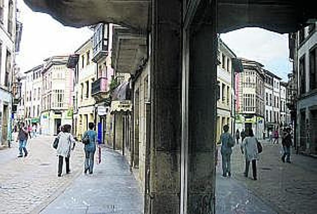 la personalidad. Unas botellas de sidra, emblema de la comarca, en una calle de Villaviciosa, con el teatro Riera asomando al fondo. / miki lópez