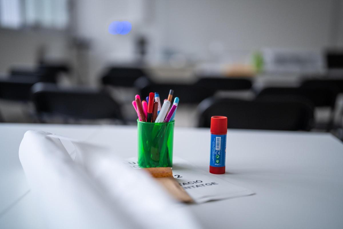 Un aula del instituto Angeleta Ferrer, lista para recibir al alumnado.
