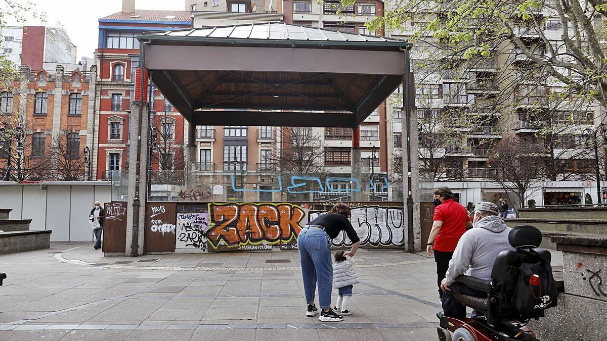 El kiosco de la música de Begoña, lleno de pintadas.