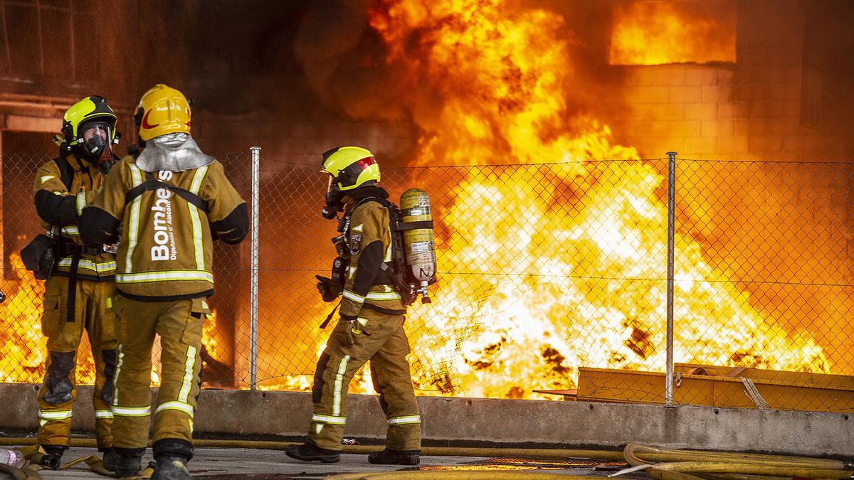 Impactantes imágenes del incendio de la fábrica de San Vicente del Raspeig