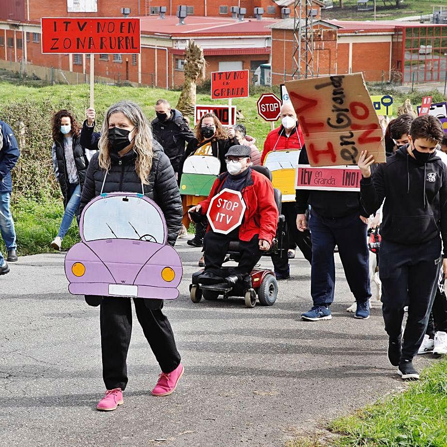 En primer término, Pilar Granjo, portavoz de la plataforma contra la ITV de Granda, durante la protesta de ayer. | Ángel González