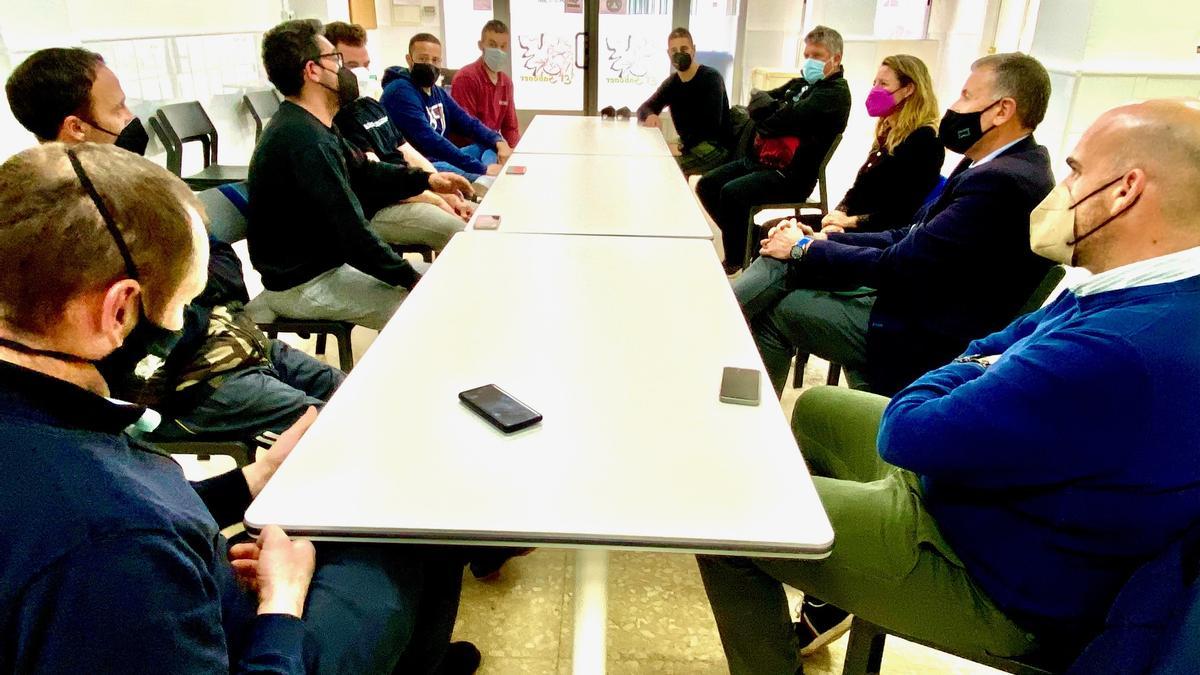 Momento del encuentro entre dirigentes del PP y colectivos taurinos.