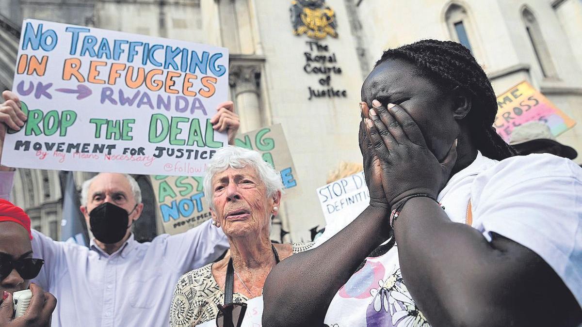 Protesta en Londres contra las deportaciones de solicitantes de asilo desde el Reino Unido a Ruanda.
