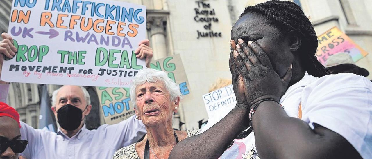 Protesta en Londres contra las deportaciones de solicitantes de asilo desde el Reino Unido a Ruanda.