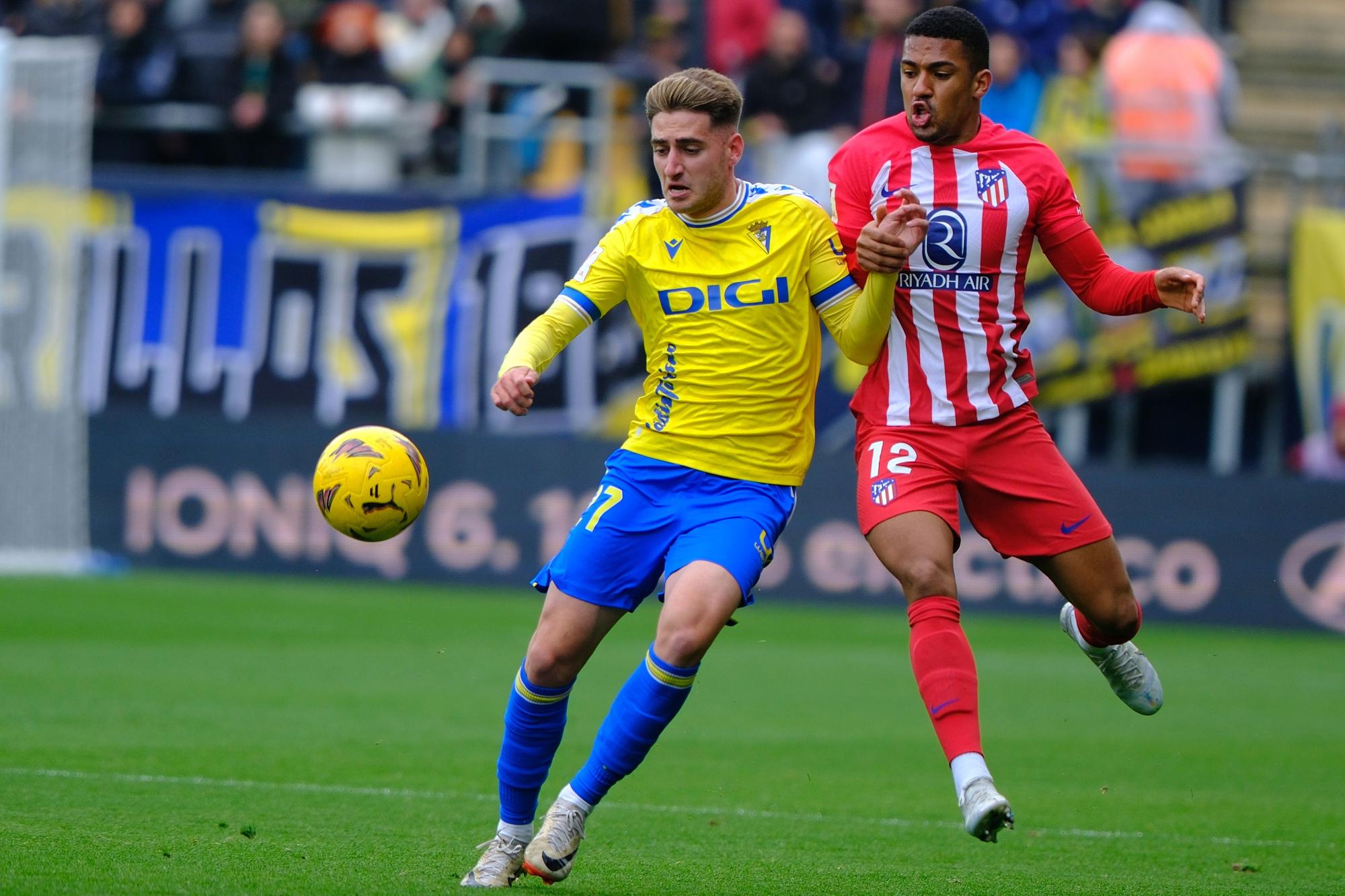 El Cádiz gana por 1-0 al Atlético al descanso